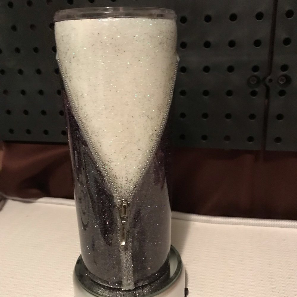 Zipper tumbler